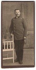 Fotografie Eisenbahner in Uniform mit Schirmm&uuml;tze u. Schnauzbart