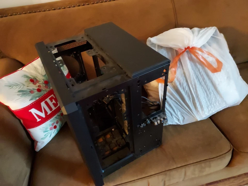 Corsair ROG computer case. Mid ATX, All Side Panels And Screws Supplied. - Image 2 of 2