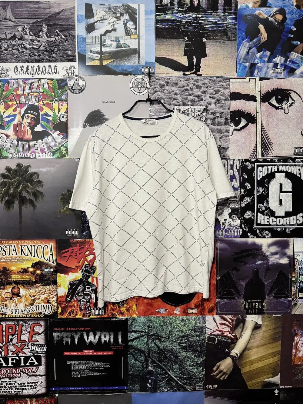 T shirt vintage Yves Saint Laurent con logo monogramma