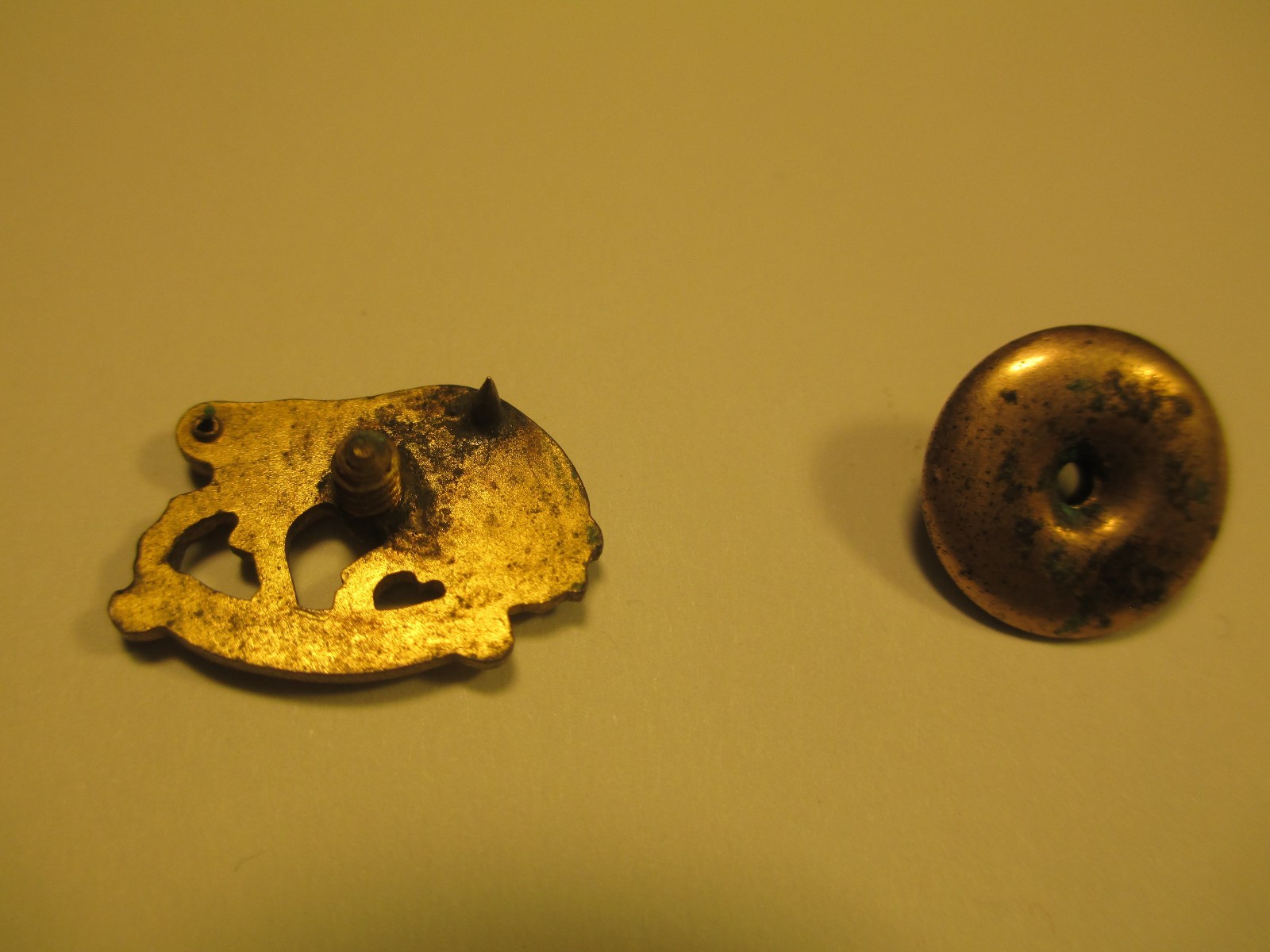 ANTIQUE PIN / BUTTON / LAPEL PIN SCREW BACK B.O.B. BUFFALO w/ RED EYE