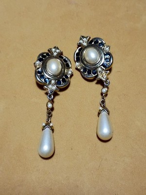 So Pretty Vintage CAROLEE Faux Pearl Dangle Gold Tone Earrings