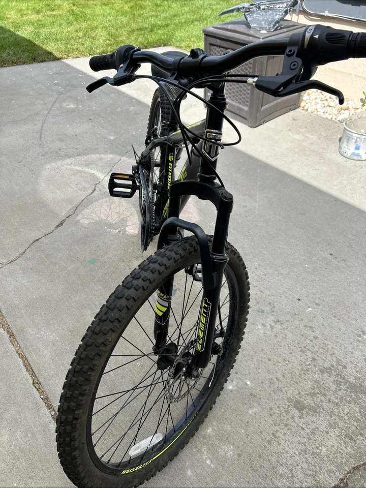 Bicicleta de montaña Mongoose Excursion con rueda de 24 pulgadas 21 velocidades - negra Foto 3 de 3