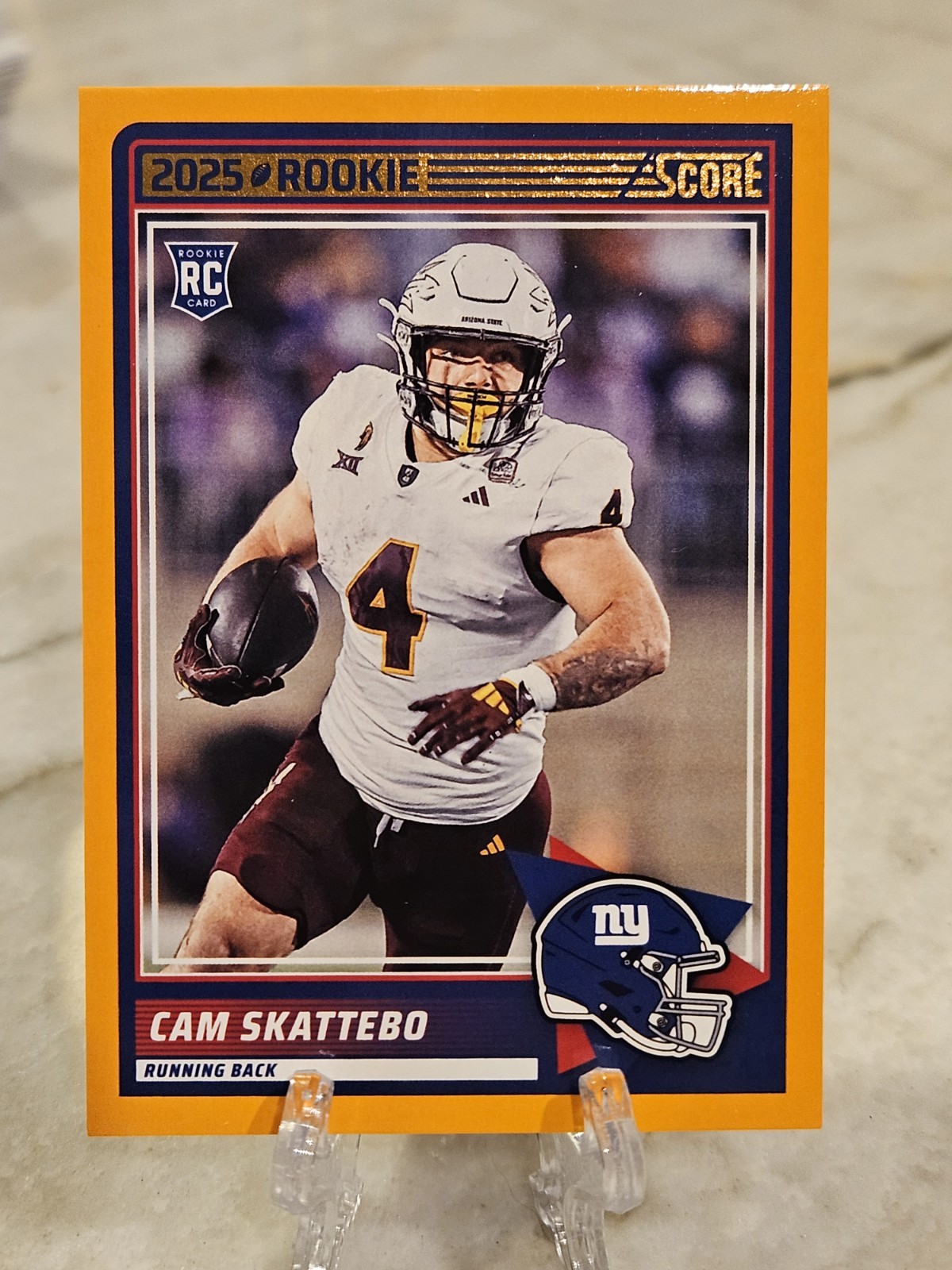 2025 Score - Rookies Cameron Skattebo #1 Orange Gravity Parallel (RC) 💎 🔥 