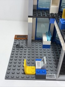 LEGO CITY: Police Station (60141) used incomplete