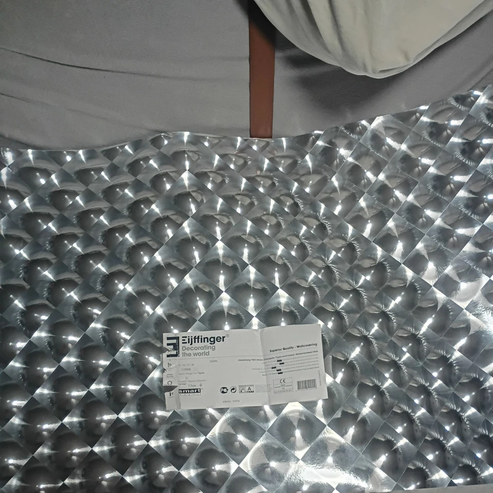 Papel pintado sin abrir One Rolls Eijffinger #310900 Rapport/Repeat Flys Eye Foto 2 de 3