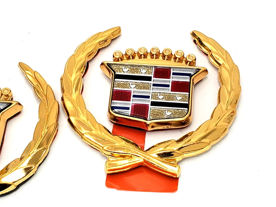 NEW 70s 80s 90s CADILLAC GOLD ROOF CREST WREATH NOS EMBLEM SET SAIL PANEL TRIM Foto 4 de 4