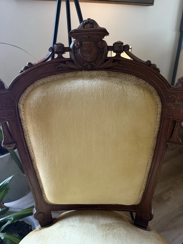 Dos sillas vintage talladas a mano tapizadas en madera adorno de encaje dorado amarillo Foto 2 de 4