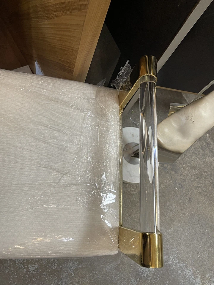 Caracole Merrit 金色抛光黄铜铁丙烯酸臂亚麻靠垫 — 第 2/4 张图片