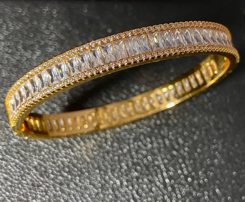 Precioso brazalete relleno de oro de 18 quilates hecho con piedra baguette de cristal de Swarovski Foto 2 de 4