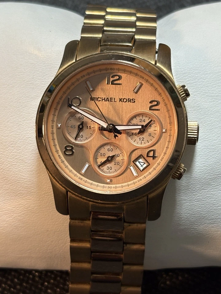 Reloj cronógrafo Michael Kors Runway para mujer tono oro rosa MK5128 batería nueva Foto 2 de 4