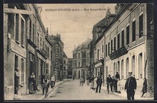 Old postcard Romilly-sur-Seine, animated Rue Gorget-Boivin with passers-by and historic buildings 