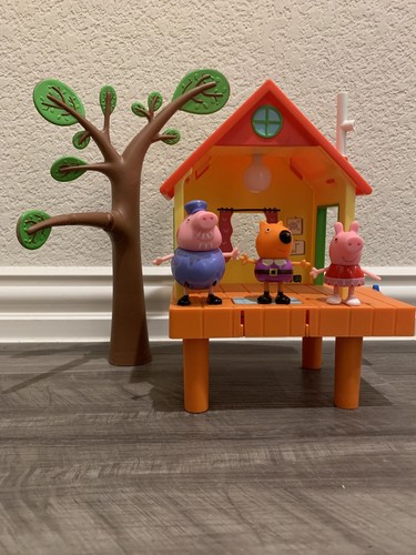 Peppa Pigs Baumhaus und Figuren