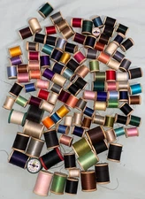 COLORFUL LOT 120 VINTAGE WOODEN SPOOLS OF SEWING THREAD vtg * All wooden