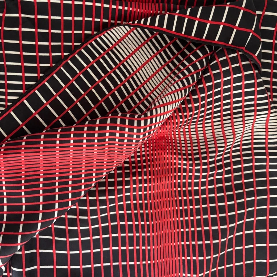 "Bufanda PIERRE BALMAIN 100 % seda roja negra blanca cuadrada geométrica 26"" x 26""" Foto 2 de 4