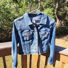 NWT Maurices Denim Jacket Size Medium womens fall lightweight Fray Hem NEW