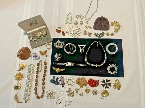 38 PC. LOT VINTAGE ESTATE COSTUME JEWELRY, COLORFUL RHINESTONES,ENAMELS,&MORE