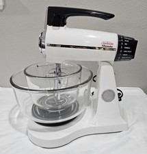 VTG Sunbeam Mixmaster An American Classic 01960 W/ 2 Glass Bowls & Beaters NICE!