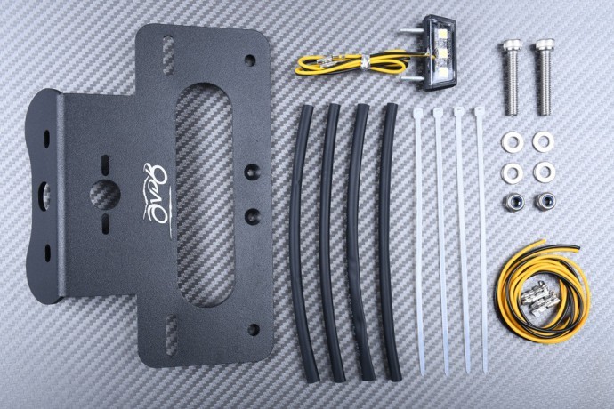 Support de plaque GSX-R 750 Suzuki finition carbone noir et catadioptre