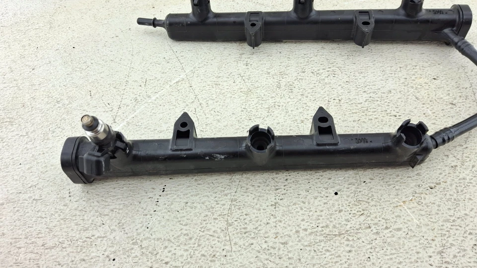 17-2023 CHRYSLER PACIFICA Fuel Injection RAILS Fuel Injector 640217 OEM DAMAGED - Image 2 of 4