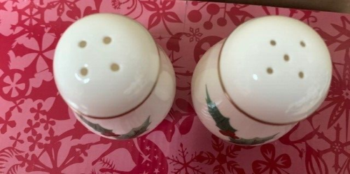 Mikasa Christmas/Winter Ribbon Holly Salt & Pepper Shaker Set CAF03/751 JapanNEW - Picture 4 of 5