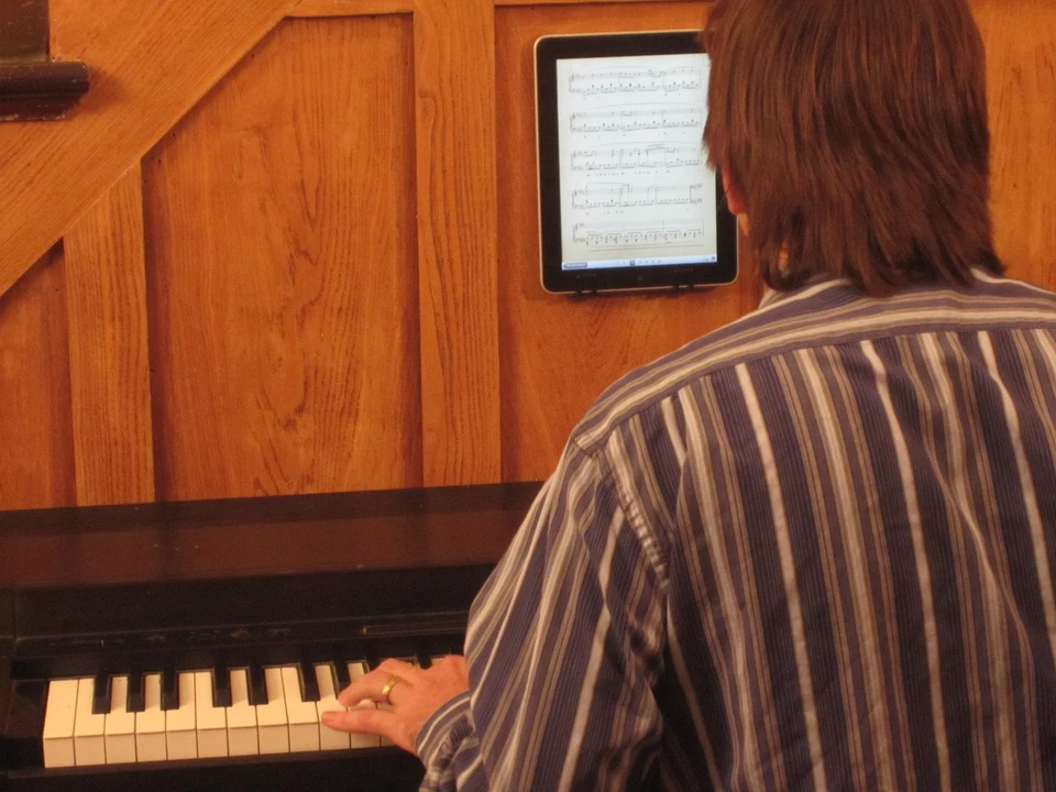 CASE of 34 Pad Brackets Wall Mount for Apple iPad -works w/ other tablets/phones - Image 3 of 4