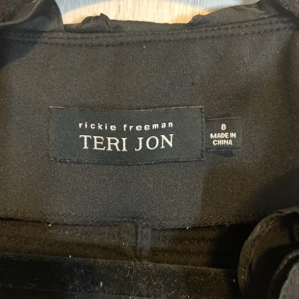 Jaqueta de trabalho Rickie Freeman Teri Jon feminina preta tamanho 8 gola com babados - Imagem 4 de 4