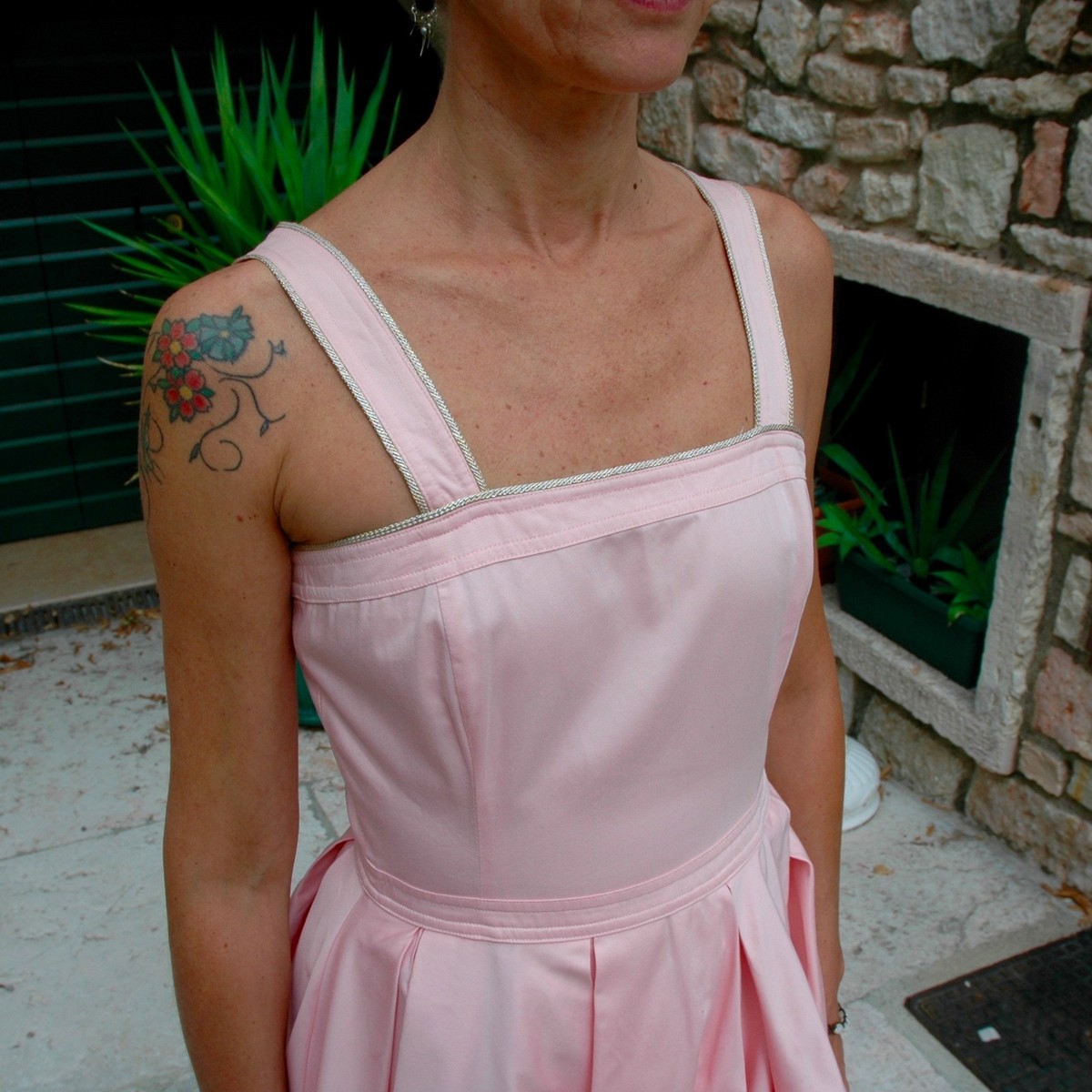 ワンピース VERSACE DRESS (10186221A13359 5E450) VERSACE JEANS COUTURE pink dress w/ pink & white