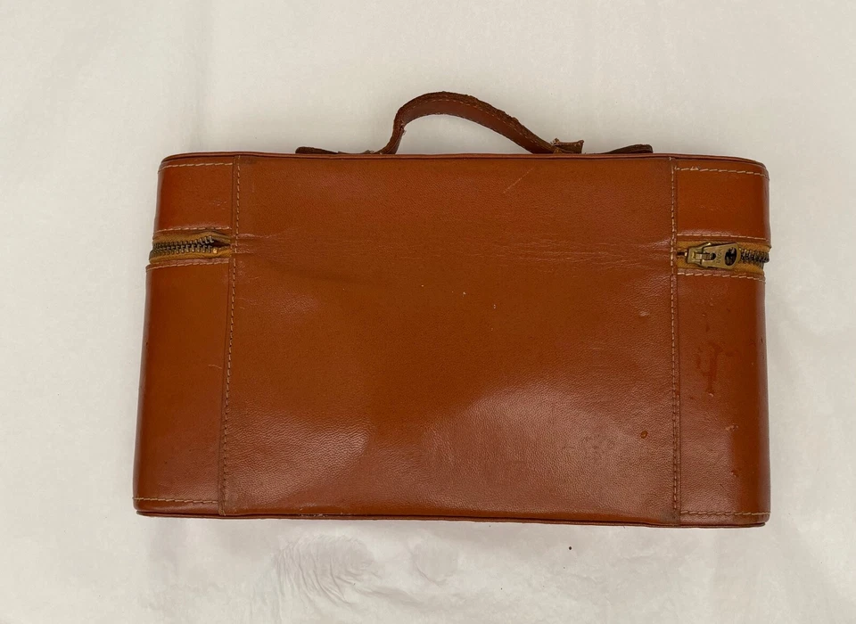 TRAVEL BAR GLASS FLASK SET SCOTCH,RYE,BOURBON WITH SHOT GLASSES  IN LEATHER CASE - Image 2 of 4