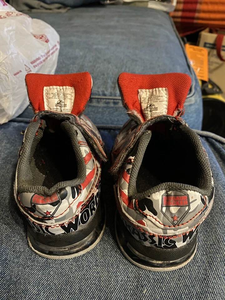 Zapatillas de tenis Jurassic World Light Up para niños pequeños 6 Foto 2 de 3