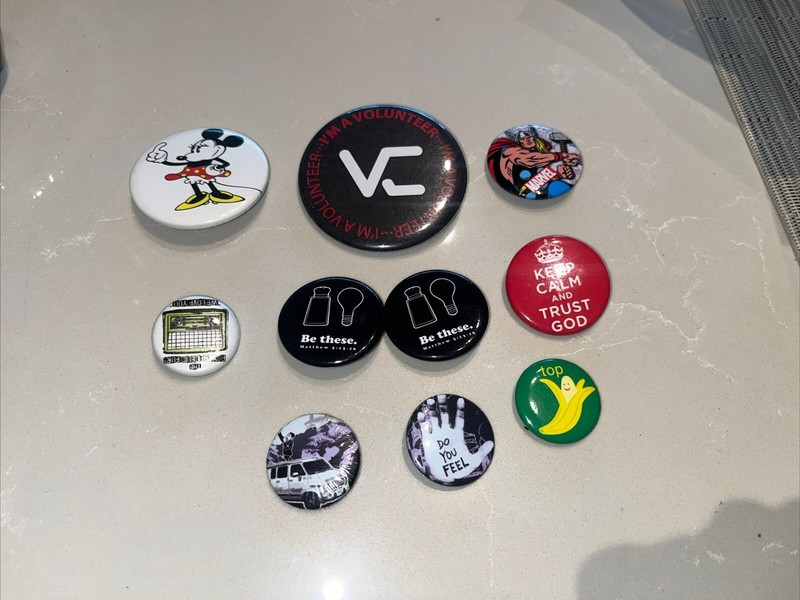 A lot 10 pins badges Disney-Thor-Church-Rocket Summer-Banana & Psychedelic Furs