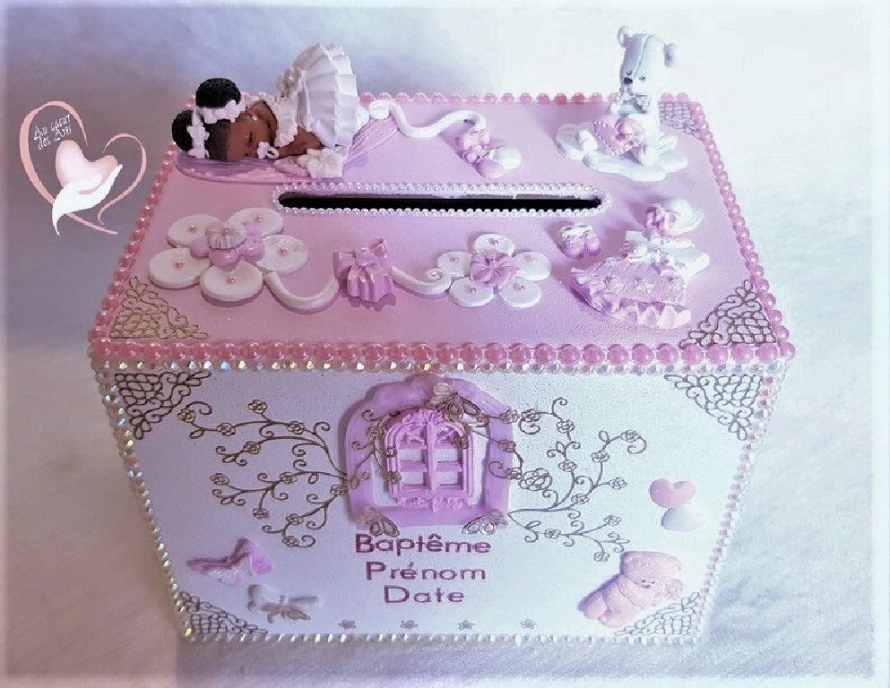 Urne baptême bébé fille en Fimo blanche avec figurine peau mate
