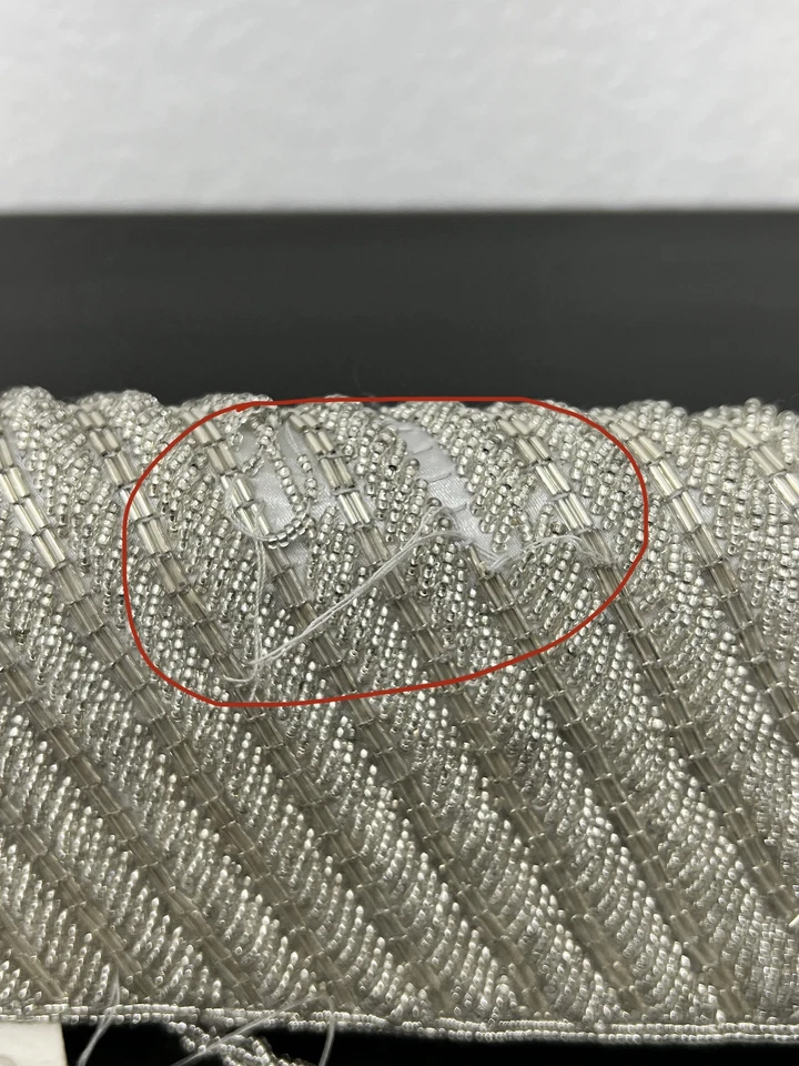 Bolso clutch Adrianna Papell plateado Noreen Chevron con cuentas solapa Foto 3 de 4