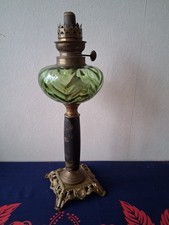 Ancienne lampe à pétrole en verre vert –
