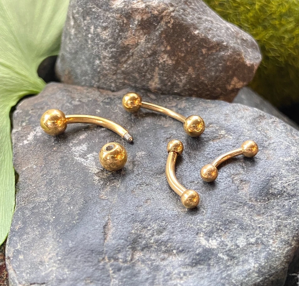 Anillo curvo estilo bola de acero quirúrgico chapado en oro amarillo de 1 pieza Foto 3 de 4