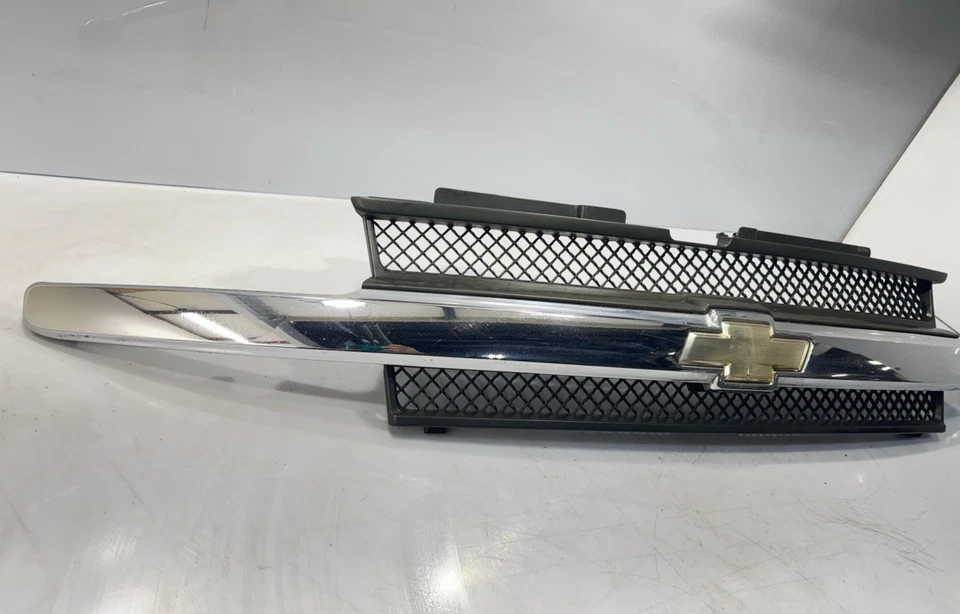 PANEL DE PARRILLA DELANTERA CHEVY TRAILBLAZER 2002-2009 10358107 ORIGINAL FABRICANTE ORIGINAL USADO PIEZA GM Foto 2 de 4
