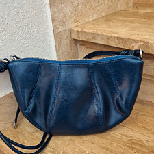 Umhängetasche klein halbkreis Leder blau Rei...