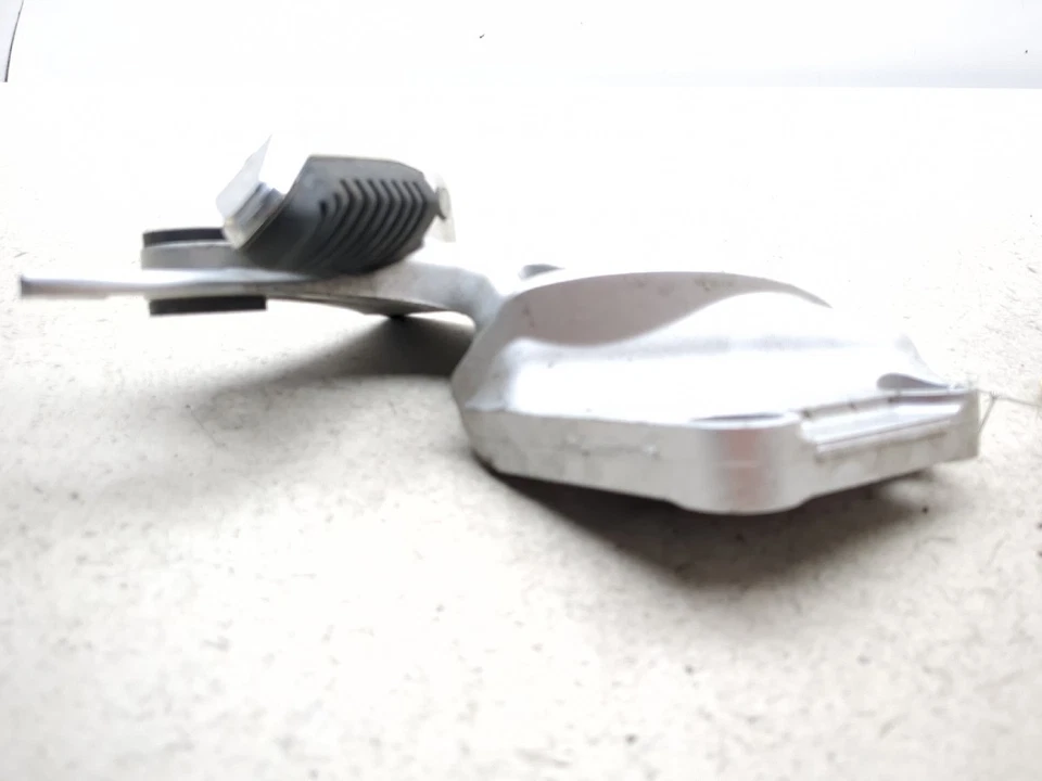 08-18 Suzuki Hayabusa GSX1300R Clavija de pie trasero izquierdo pasajero 298971 Foto 3 de 4