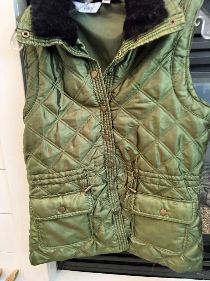 Chaleco Indigo Verde Oliva Citas con Cuello de Piel Sintética Para Mujer Talla Pequeña Usado en Excelente Condición Foto 2 de 4