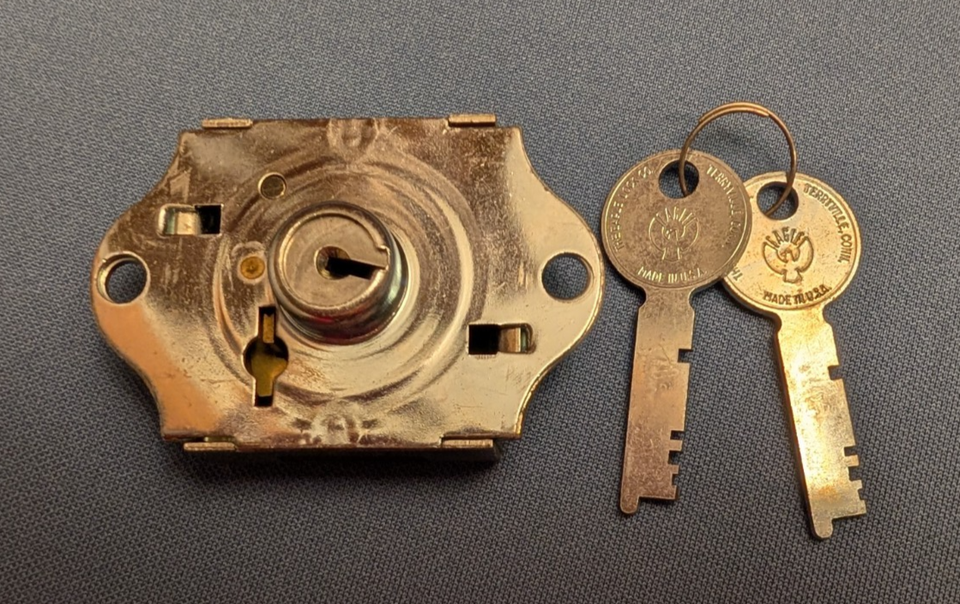 Vtg THE EAGLE LOCK CO Terryville Conn. locker lock w/2 EAGLE logo keys ...