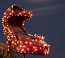 Foto: Zapato con letrero de casino Fremont Street Silver Slipper de Las Vegas Nevada 2022