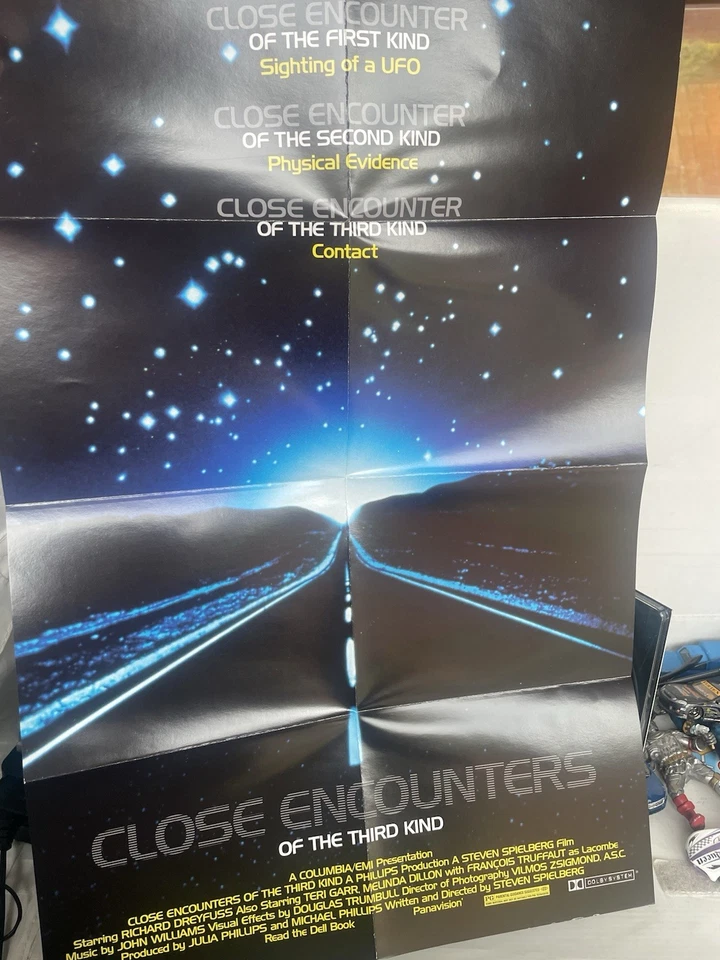 Close Encounters 30th Anniversary Ultimate BLU RAY COMPLETE  WITH BOOK & POSTER - Image 3 of 4
