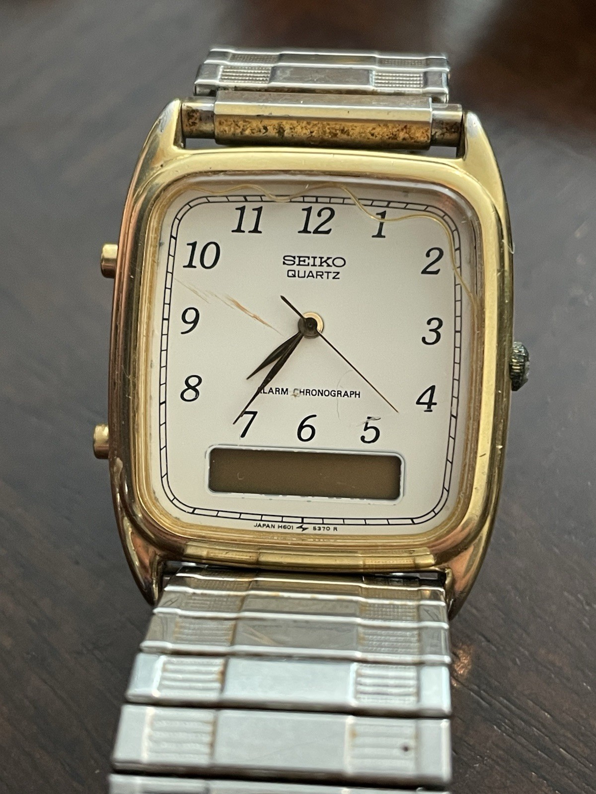 Seiko Quartz Alarm Chronograph Watch with Precision Timekeeping