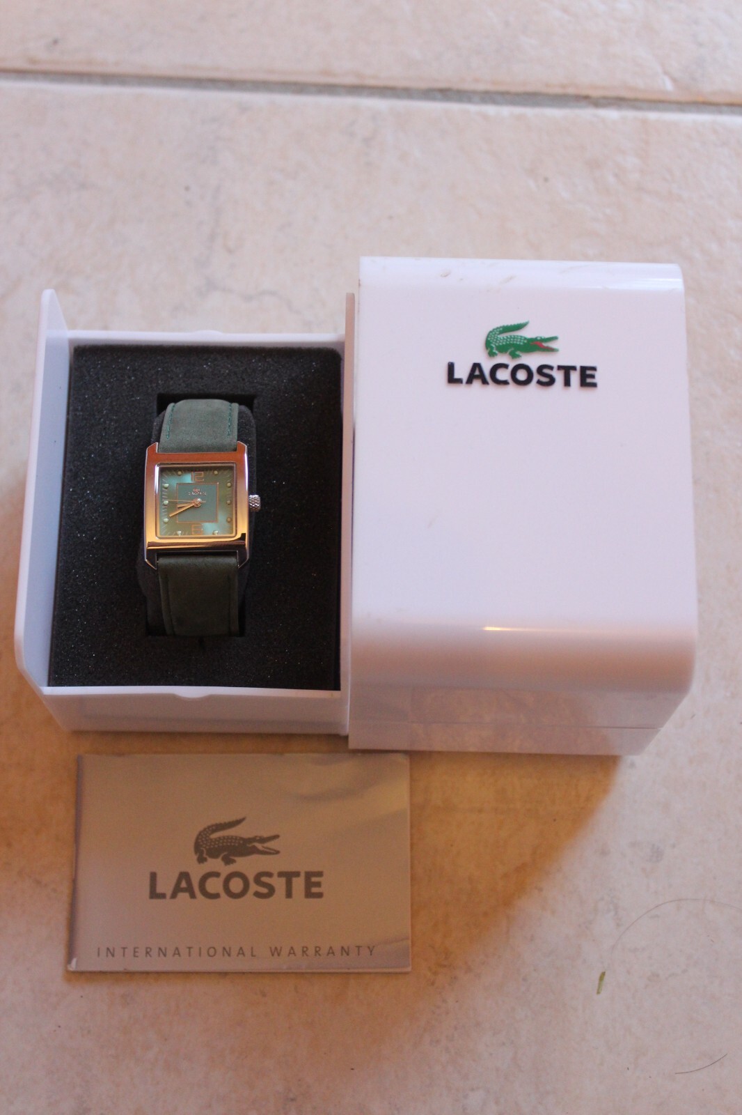 Montre femme Lacoste chic pour le quotidien, modèle 6800L avec boite