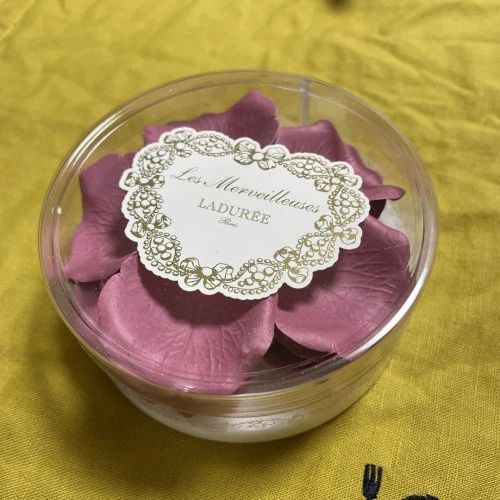 Rubor de pétalos Les Merveilleuses Ladurée Color de cara Rosa Ladurée 04 olla Nuevo Foto 3 de 4