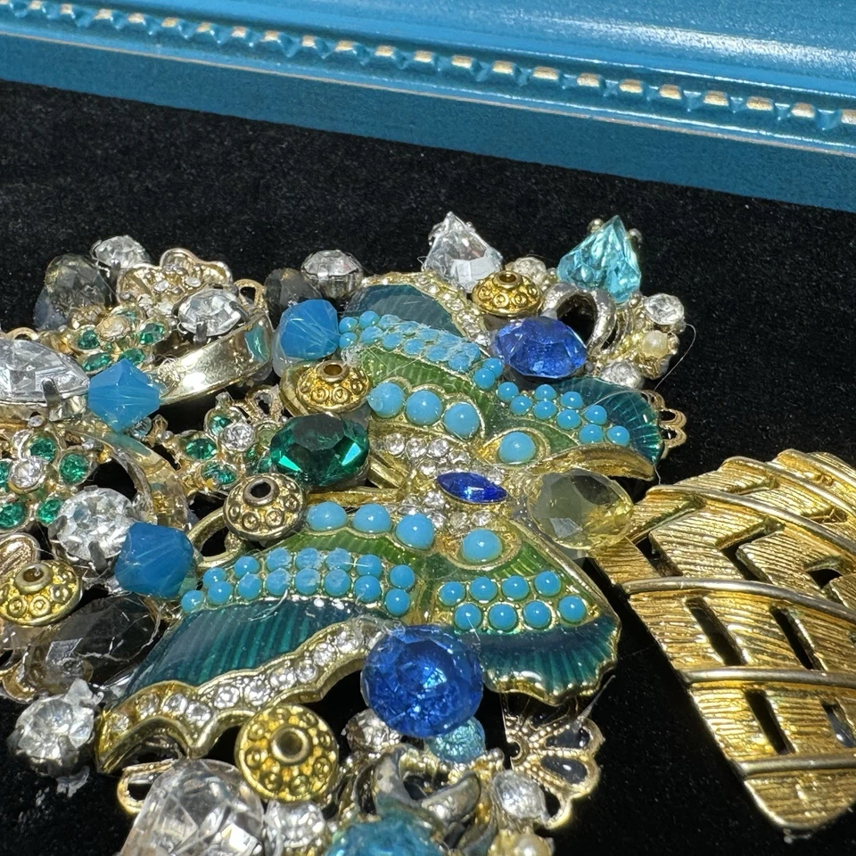 VTG Jewelry Christmas Tree Wall Art Turquoise Distressed Frame 8 x 10” - Image 3 of 4