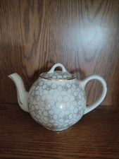 Teapot with lid, Hall Brand, White with Gold Flowers, 6 cup capacity 