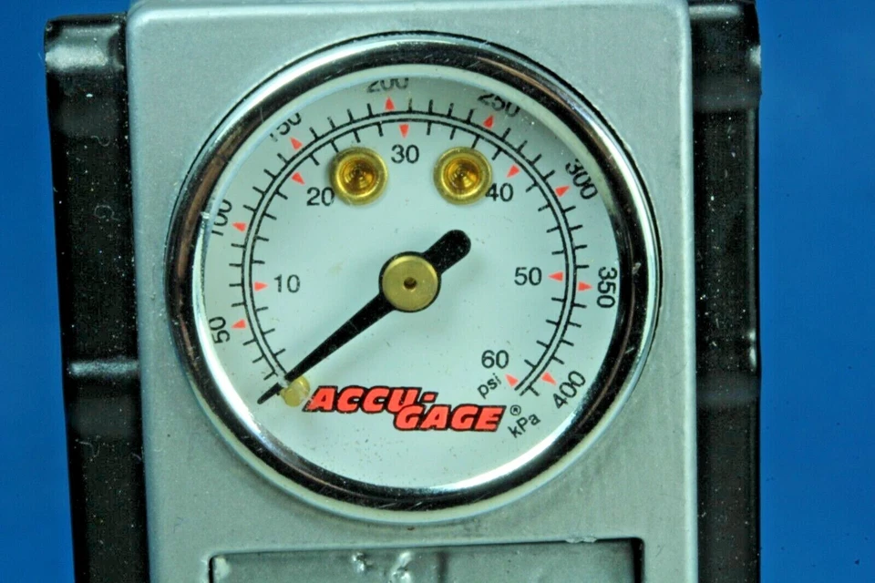 Raro medidor de presión de neumáticos robot Accu-Gage. 5" de alto. Medidor real. Foto 2 de 4