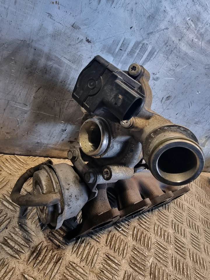 CARGADOR TURBO VOLKSWAGEN GOLF Y COLECTOR DE ESCAPE SEMIAUTOMÁTICO GASOLINA HATCHBACK 2010 Foto 4 de 4