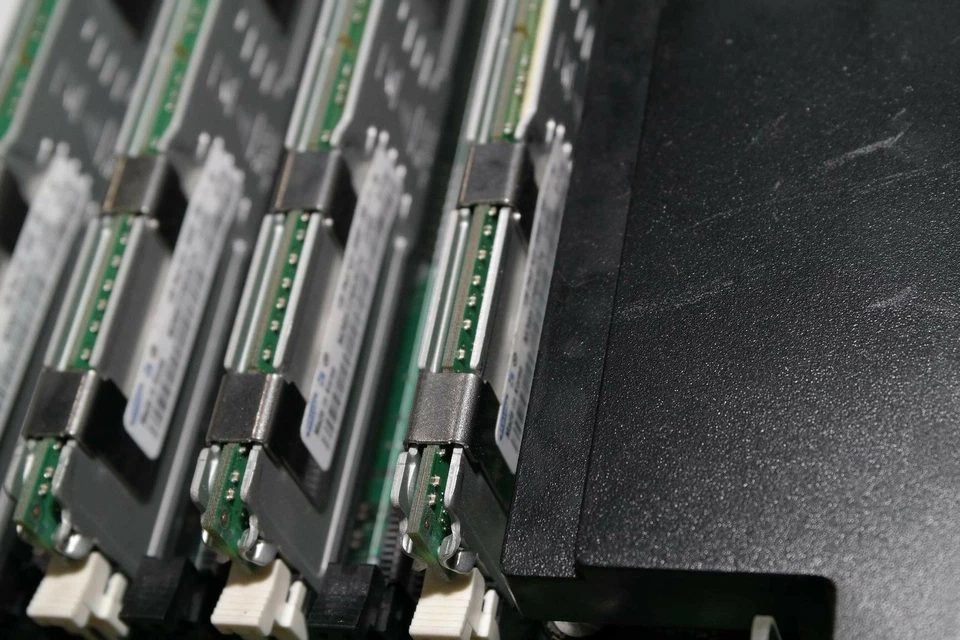 DELL PE 1950 MOTHERBOARD UR033 + 2X CPU + 2X HEATSINK + 4X M395T2953CZ4-CE65 - Image 4 of 4