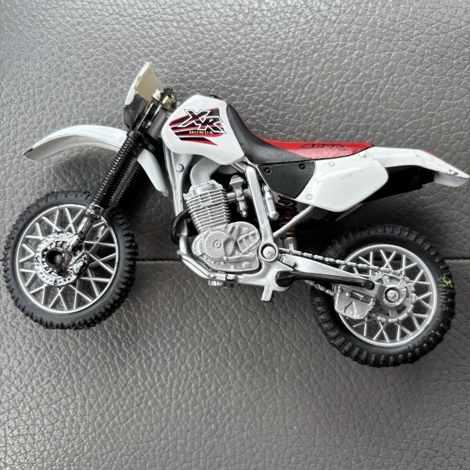 Honda XR400R White/ Red Motorcycle Model, Motormax Scale 1:18 MISSING PARTS - Image 2 of 4
